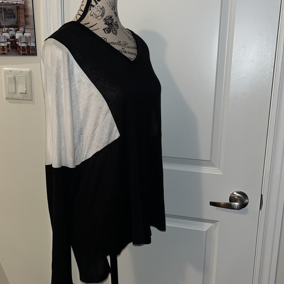 Vince Women’s Colorblock Long Sleeve V neck Tee Black White - Picture 5 of 7